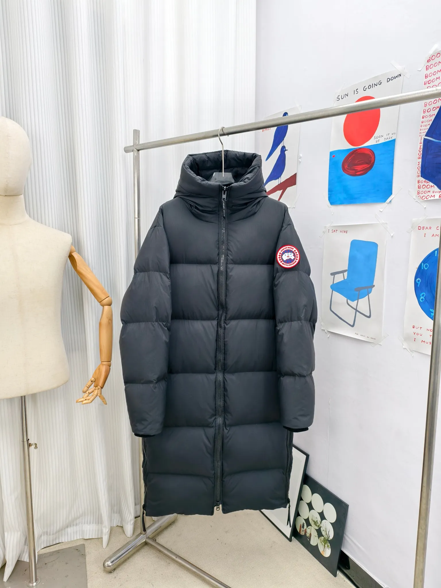 P1040————2800M (same style for men and women) Canada goose Lawrence long down jacket The Lawrence long down jacket provides basic protection for daily adventures and is made of sustainable Enduraluxe fabric with a practical soft touch. It has a quilted body and adjustable hood. Filled with extremely fluffy duck down. The adjustable down-filled connected hood and chin-protecting suede knitted stand-up collar are soft and extra-comfortable. Tapered rib-knit cuffs improve comfort and seal in heat. There are two zippered side vents at the bottom of the jacket for increased range of motion and ventilation. It has a longer hem at the back for added protection and reflective double stripes on the back. Color: black with red label, black with black label, navy blue with red label Size: XS-2XL